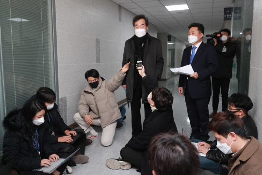 이낙연 더불어민주당 대표가 3일 국회 의원회관 자신의 사무실에서 비공개 최고위원회의를 마친 뒤 이명박·박근혜 전 대통령의 사면과 관련한 질문에 답하고 있다.    연합뉴스